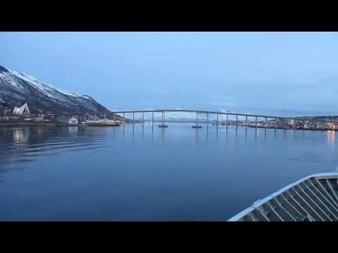 Norwegen, Hurtigruten: Einfahrt in den Hafen von Tromsö, links die Eismeerkathedrale