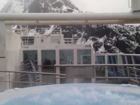 Heißer Jacuzzi, kalte Bergwelt: Pool auf dem Oberdeck der MS Trollfjord in Norwegen, Hurtigruten